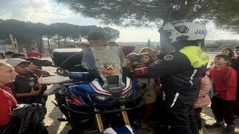 Ezine'de Jandarmadan Trafik Bilgilendirmesi