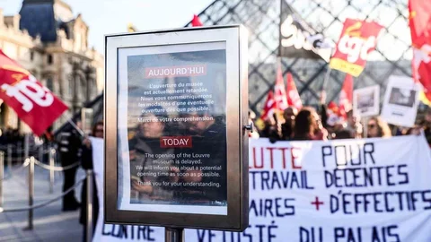 Louvre Müzesi'nde Grev Sürecek