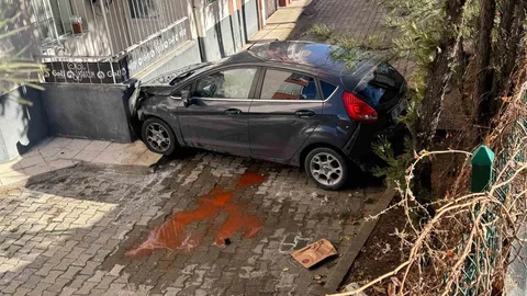 Yozgat'ta Apartman Bahçesine Düşen Araçta Yaralılar Var