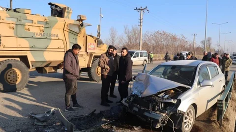 Iğdır'da Otomobil ve Kamyon Çarpıştı