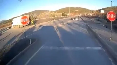 Burdur'da Otomobil ve Kamyon Çarpıştı