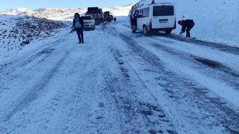 Pervari'de Minibüs Devrildi