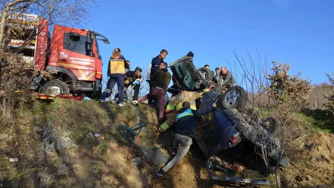 Demirci'de Şarampole Uçan Araç Kazası