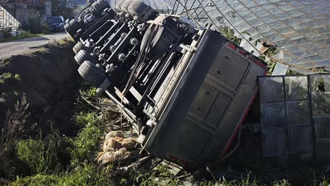 Gazipaşa'da Kamyon Devrildi, Sürücü Yaralandı