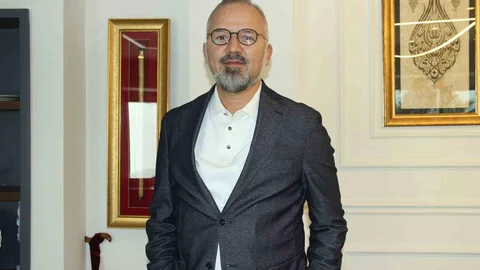 İzmir'de Tiyatro Harcamaları Eleştirildi