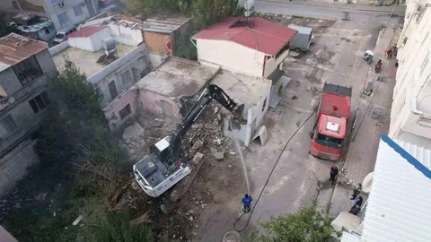 Mersin'de Ağır Hasarlı Bina Yıkıldı