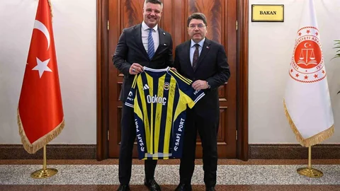Fenerbahçe, Bakan Tunç’a Forma Hediye Etti