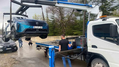 Elektrikli Araç Yıldırım Düşmesiyle Hurda Oldu