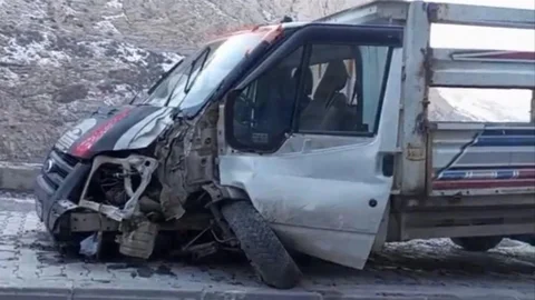 Hakkari'de Kontrolden Çıkan Kamyonet Kaza Yaptı