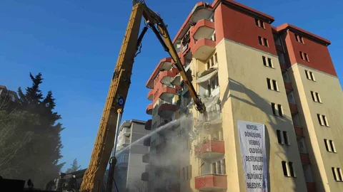 Büyükçekmece'de Riskli Site Yıkıldı