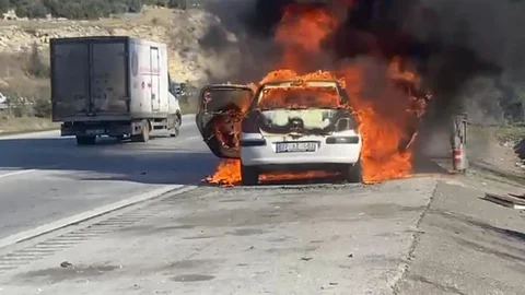 Peugeot Otomobil Alev Aldı