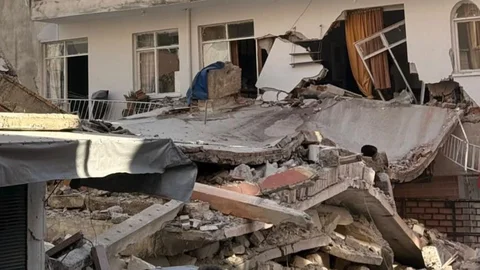 Akdeniz’de Yıkım Kazası: Yan Bina Hasar Görünce Tahliye Edildi!