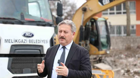 Melikgazi'de Metruk Yapıların Yıkımı Devam Ediyor
