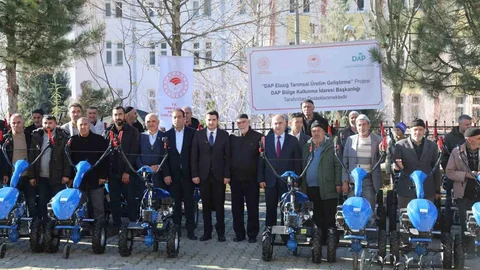 Elazığ'da Çiftçilere Çapa Makinesi Dağıtıldı