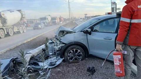 Balıkesir'de Aydınlatma Direğine Çarpan Araç Hurdaya Döndü