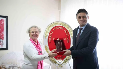 Aliağa'da Başkan Acar'a Plaket Verildi