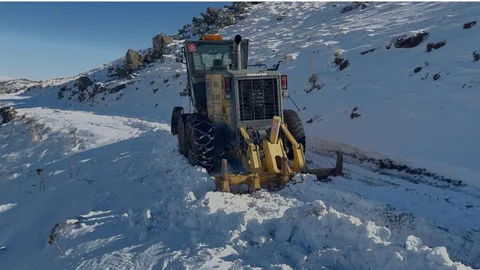 Ağrı'da Greyder Uçurumun Kenarında Kaldı