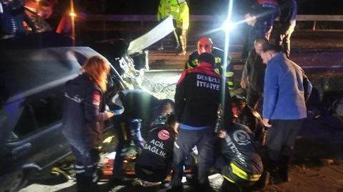 Denizli'de Traktör ve Otomobil Çarpıştı