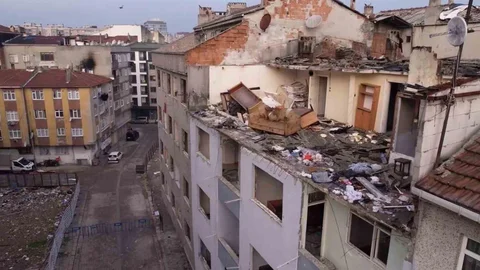 Zeytinburnu'nda Çatısı Çöken Bina Görüntülendi