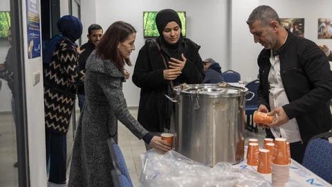 Mersin’de Emekçilere Ücretsiz Çorba: Emek Evi Güne Sıcak Başlangıç Sağlıyor