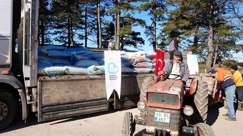 Sındırgı'daki Depremzedelere Hayvan Yemi Desteği