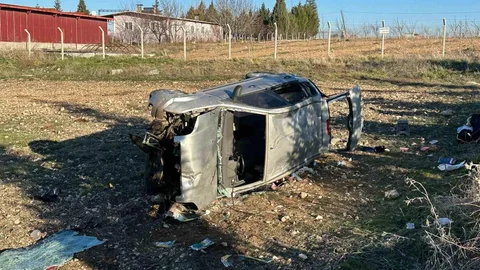 Uşak'ta Otomobil Tarlaya Devrildi