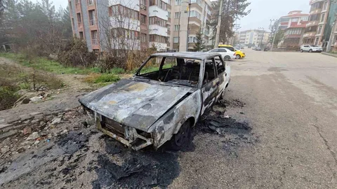 Karabük'te Alev Alan Araç Kullanılamaz Hale Geldi