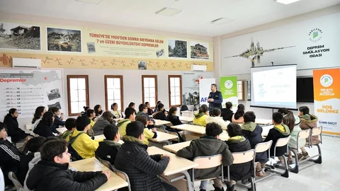 Yeşilyurt'ta Deprem Eğitimi Veriliyor