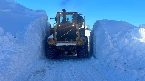 Yüksekova'da Karla Mücadele Devam Ediyor