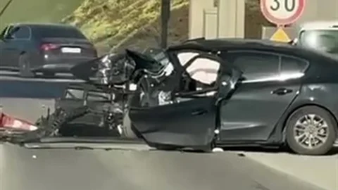 Kocaeli'de Gişelere Çarpan Otomobilde 2 Yaralı