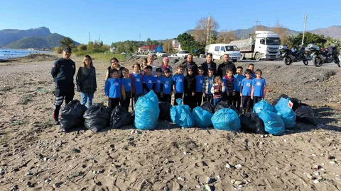 Mersin'de Öğrencilerden Sahil Temizliği