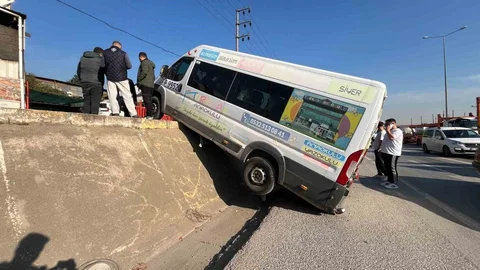 Kocaeli'nde Park Halindeki Minibüs Asılı Kaldı