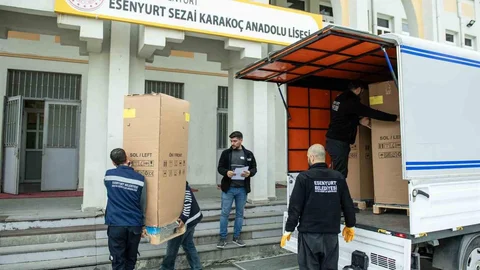 Esenyurt'ta Öğrencilere Su Desteği Veriliyor