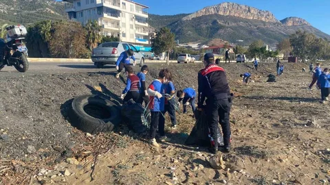 Bozyazı’da Öğrenciler, Veliler ve Jandarma Sahili Temizledi