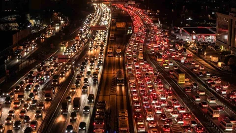 İstanbul Cevizlibağ'da Yoğun Trafik Görüntülendi