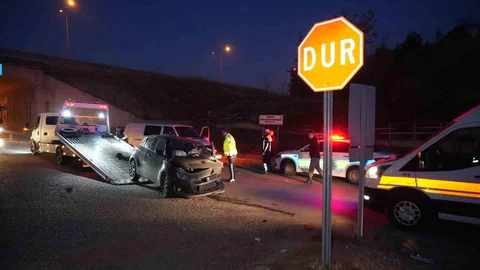 Kırıkkale'de Minibüs ve Otomobil Çarpıştı