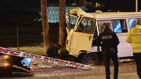 Antalya'da Alkollü Sürücü Minibüsle Kaza Yaptı