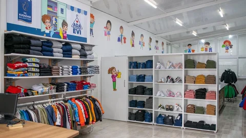 Kuşadası'nda Dayanışma Projesi: Ada Kıyafet Evi