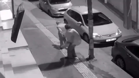 Alkollü Kadın, Yaşlı Adamı Tekmeledi