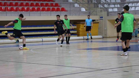 Bilecik'te Genç Erkekler Futsal Heyecanı