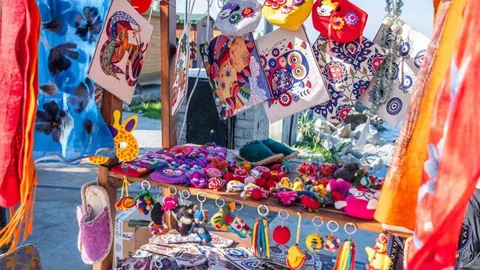 Kuşadası'nda Yılbaşı Pazarı Açıldı