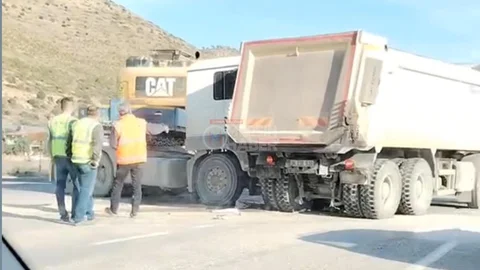 Gülnar’da " Dev"lerin Çarpışması: İş Makinesi Yüklü TIR İle Damperli Çarpıştı!