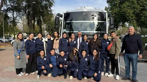 Kemer'de Voleybol Takımına Moral Desteği