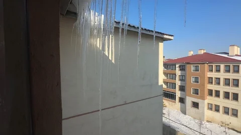 Yüksekova'da Buz Sarkıtları Uzunluğu 2 Metreyi Aştı