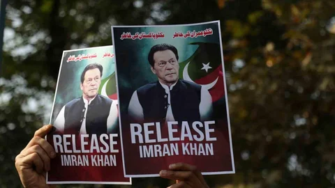 Imran Khan'a 17 yıl hapis cezası verildi