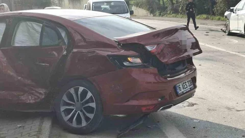 Sakarya'da İki Araç Çarpıştı