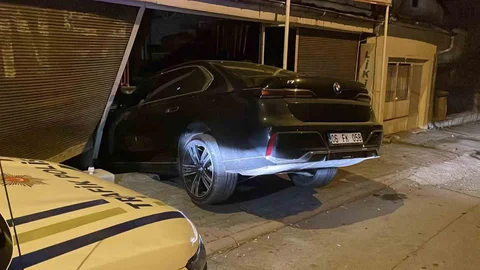 Sivas'ta Kadın Sürücü Market Duvarına Çarptı