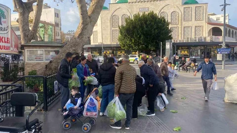 Antalya'da Çiftçiden Ücretsiz Marul Dağıtımı