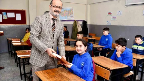 Mersin'de Öğrencilere Kur'an-ı Kerim Hediye Edildi