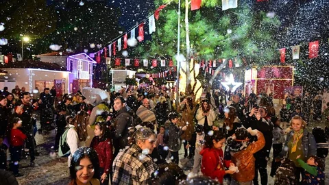 Kepez'de Yeni Yıl Coşkusu Suni Karla Başladı